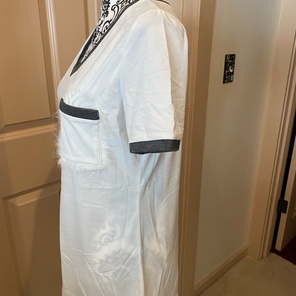 White T-shirt with gray trim - Picture 2 of 5